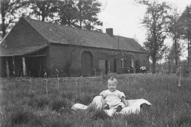 Jos op de schans, met punkkuif,
met nonkel Jef op accordeon in de achtergrond (1946)